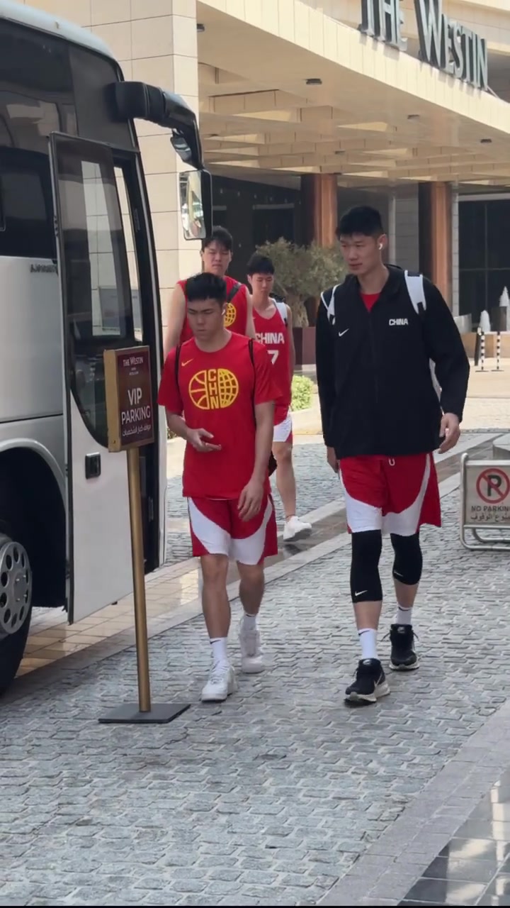 中国男篮去比赛场馆进行赛前最后一次训练